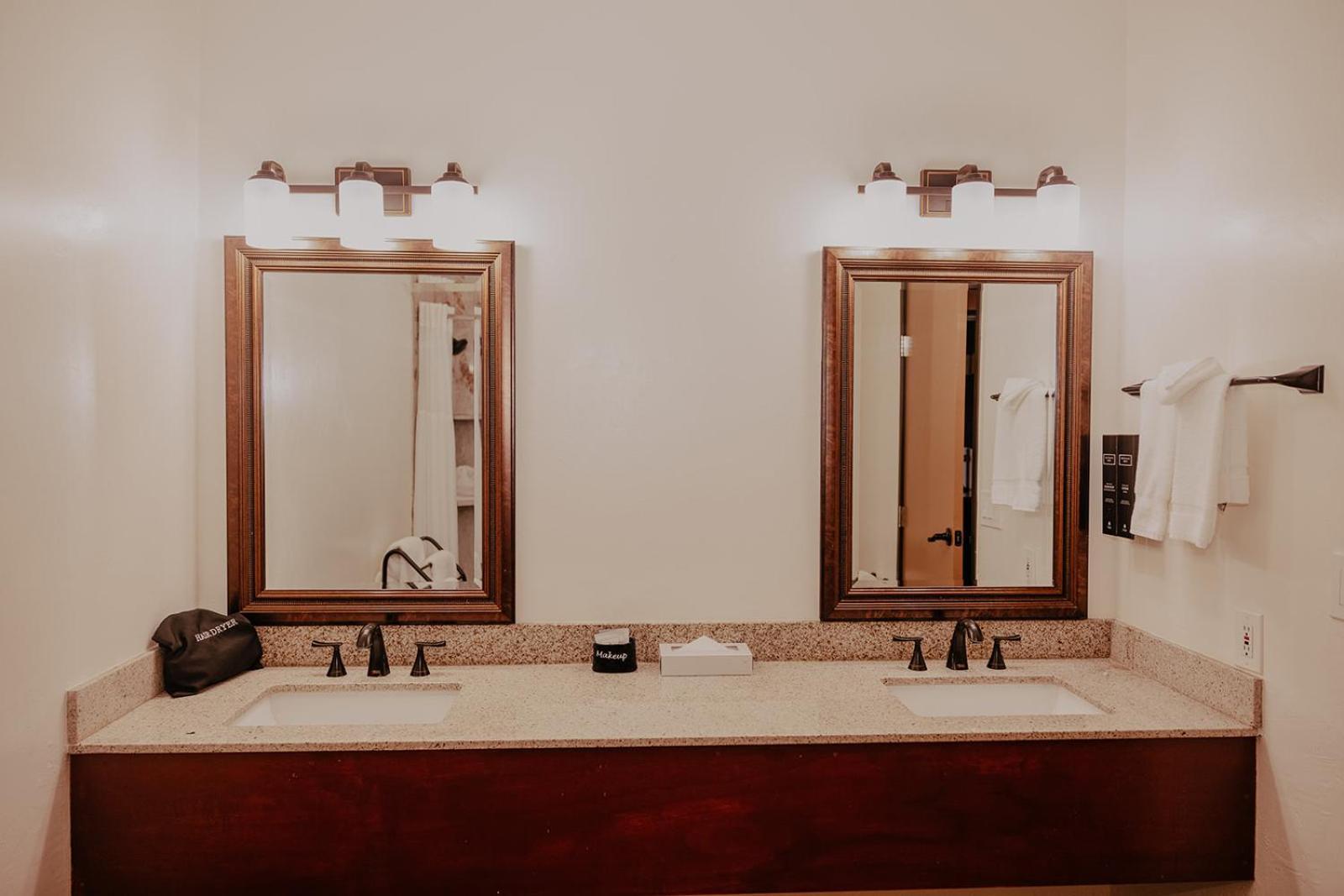 Panoramic Sedona King Suite