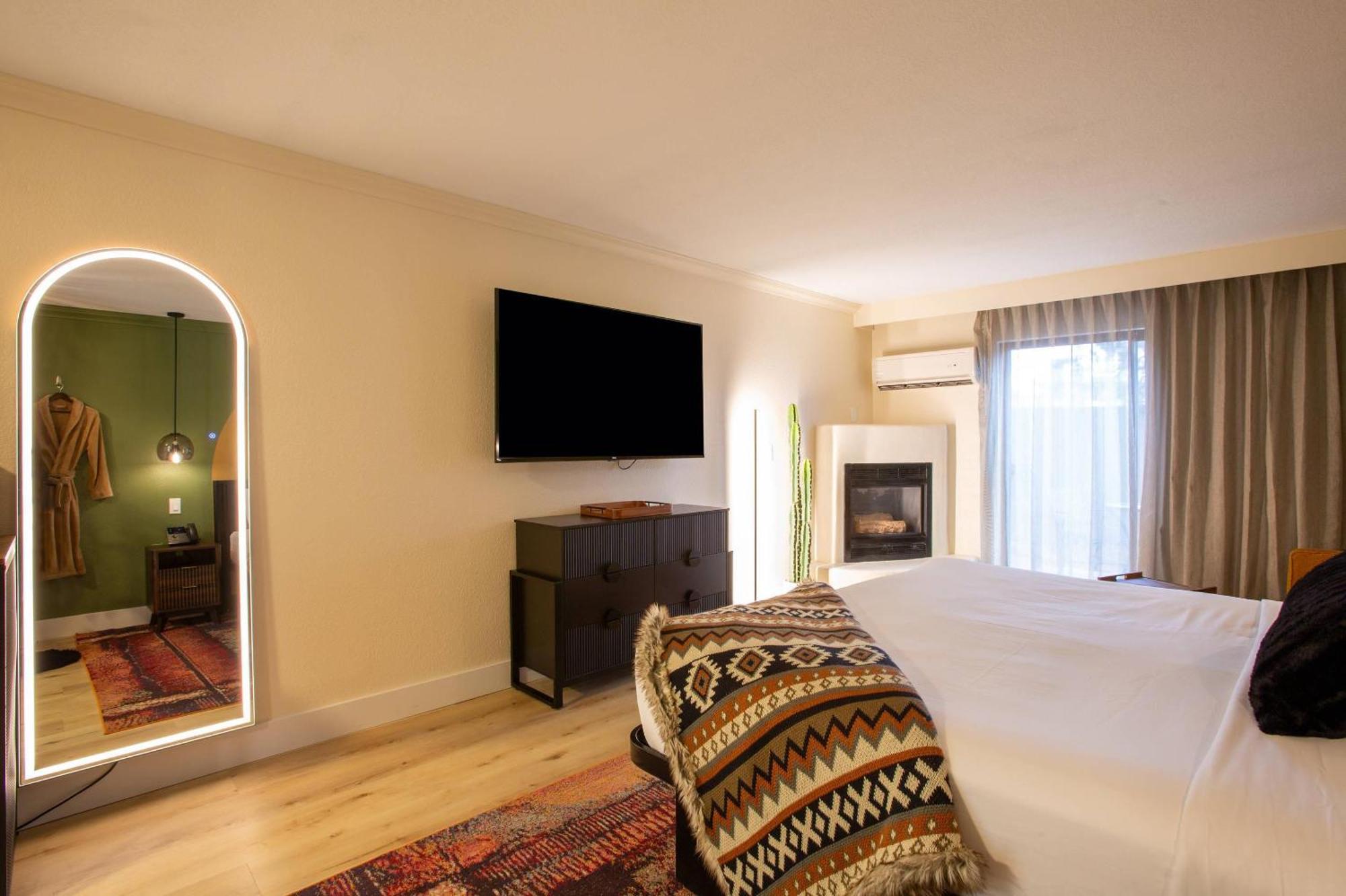 King Suite Fireplace Patio,1758293133:JPEG
