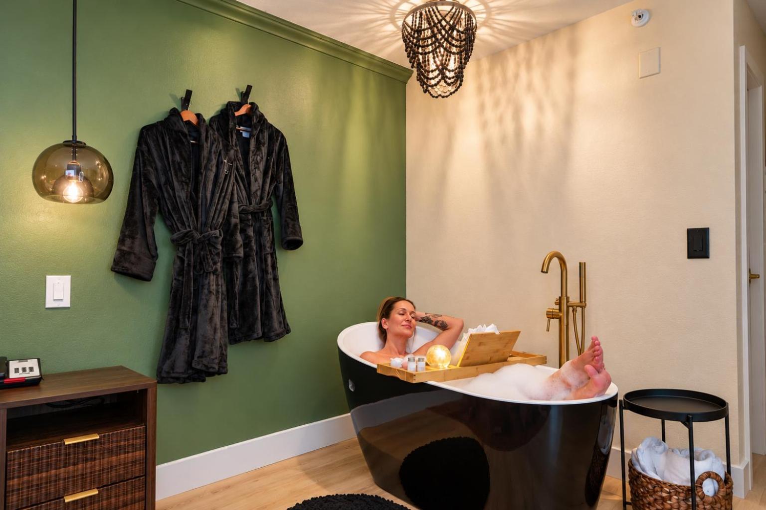 King Suite Soaking Tub Patio Non-Smoking