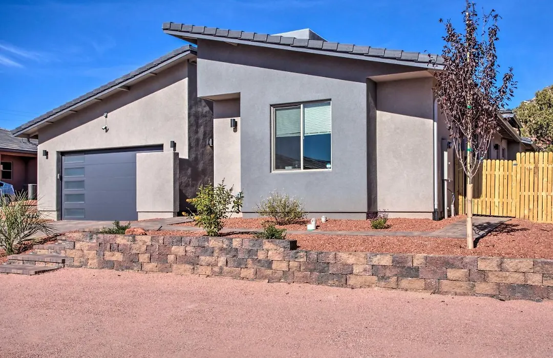 Modern Home With Private Hot Tub In Central Location-1