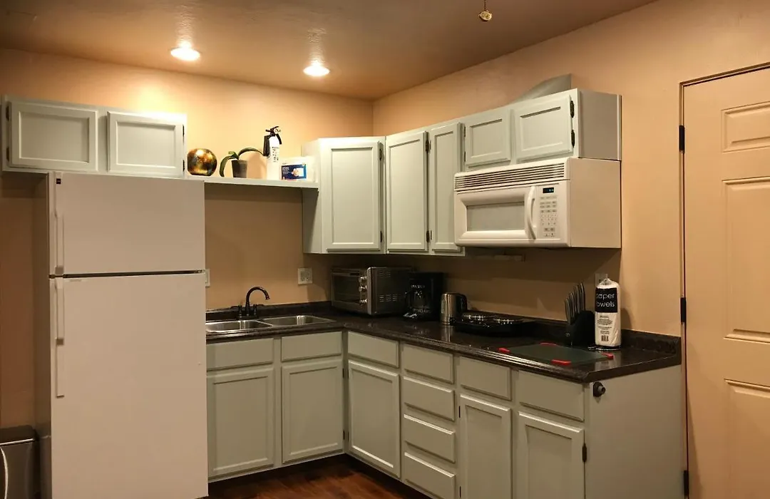 Mountain View 1 Bedroom Apartment, Unit B, Private Entrance-1