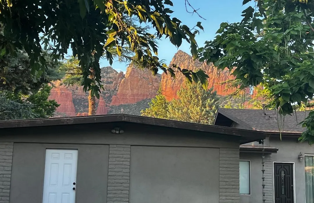 Sedona Uptown Gem!Large Yard W Grass And Shade Trees! Perfect For Easter Egg Hunts! Views!! New! Barrel Sauna!!! Close To Trails, Walk To Uptown Sedona, Restaurants And Shopping-1