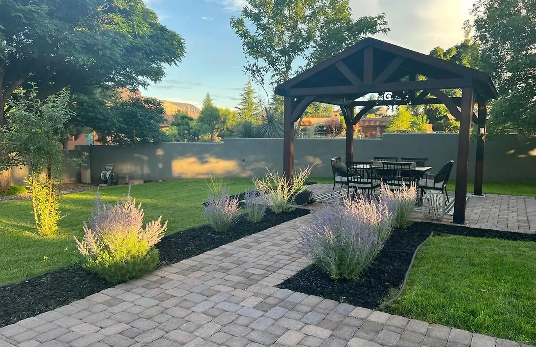 Sedona Uptown Gem!Large Yard W Grass And Shade Trees! Perfect For Easter Egg Hunts! Views!! New! Barrel Sauna!!! Close To Trails, Walk To Uptown Sedona, Restaurants And Shopping-1