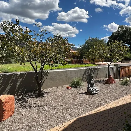 Sedona Uptown Gem!Large Yard W Grass And Shade Trees! Perfect For Easter Egg Hunts! Views!! New! Barrel Sauna!!! Close To Trails, Walk To Uptown Sedona, Restaurants And Shopping-3