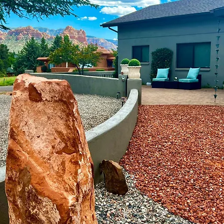 Sedona Uptown Gem!Large Yard W Grass And Shade Trees! Perfect For Easter Egg Hunts! Views!! New! Barrel Sauna!!! Close To Trails, Walk To Uptown Sedona, Restaurants And Shopping-2