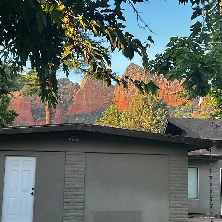 Sedona Uptown Gem!Large Yard W Grass And Shade Trees! Perfect For Easter Egg Hunts! Views!! New! Barrel Sauna!!! Close To Trails, Walk To Uptown Sedona, Restaurants And Shopping-3