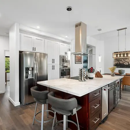 Amazing Luxury Home With Hot Tub & Views-2