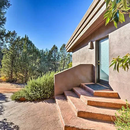 2 Acres & Red Rock Views: Sedona Casita!-3